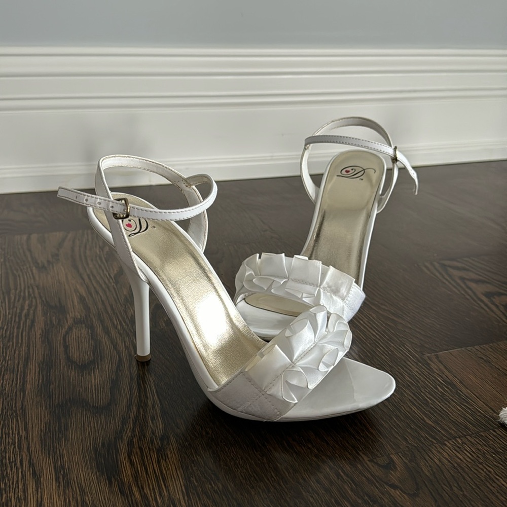 ❣️My Delicious White Ruffle Heels❣️👠